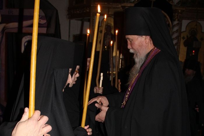 The convent’s father-confessor Archimandrite Anthony (Gavrilov) congratulates the sisters on receiving the monastic tonsure
